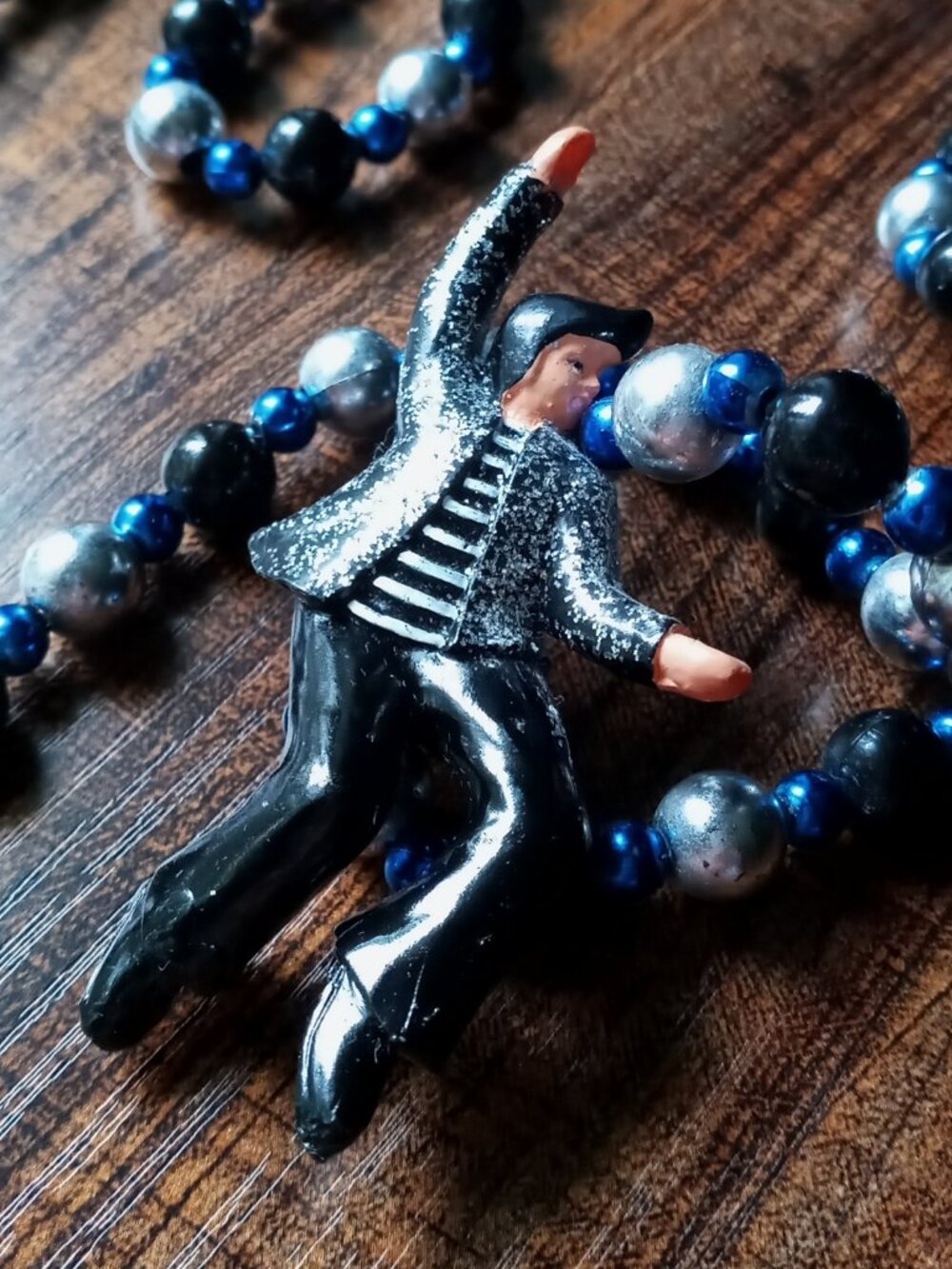 Vintage Mardi Gras Throw Bead Necklace w/3 Elvis Presley Figurines 🕺🎙️🎸⚡️ - Picture 11 of 16